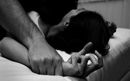 “Vỡ mật” vì chồng học đòi yêu kiểu phim sex