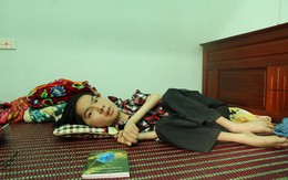 Cảm phục cậu bé bại liệt sáng tác cả tập thơ bằng một ngón tay