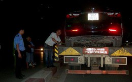 Xế hộp “đi thăng bằng” trên dải phân cách