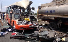 Kinh hoàng xe khách nát bét khi đâm xe bồn, 4 người chết tại chỗ