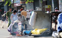 Vợ khóc ngất bên xác chồng bị xe rác đè chết