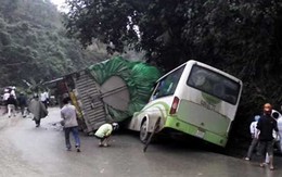 Xe tải đè bẹp xe khách, hai người tử vong