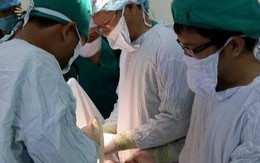 Cứu sống bé 5 tuổi bị cành cây găm thủng ngực
