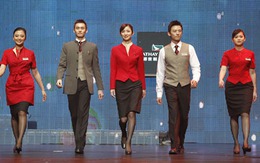 Tiếp viên hàng không khổ sở vì váy quá ngắn