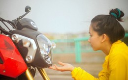 Nữ sinh Ngoại thương xinh đẹp đam mê xe côn tay