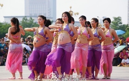 Bụng bầu vượt mặt vẫn thi nhảy
