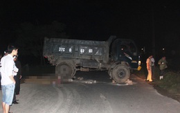 Hàng chục người nâng xe tải, đưa thi thể nam sinh ra ngoài