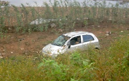 Hoang mang phát hiện ô tô "vô chủ" dưới dòng sông cạn