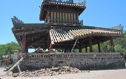 Phu Văn Lâu ở kinh thành Huế bị sập góc