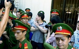 Cựu Đại tá công an Dương Tự Trọng vẫy chào người thân