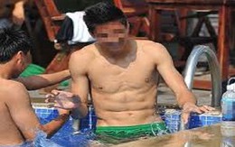 Bể bơi ngày hè: Nam sinh "khoe thân", nữ sinh tìm "đại gia"