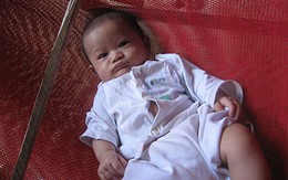 Bé trai 5 tháng bị bỏ rơi trước cổng chùa