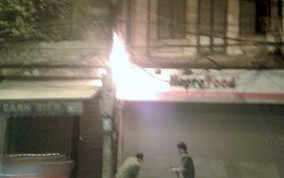 Hà Nội: Náo loạn vì cháy cột điện gần bốt Hàng Đậu