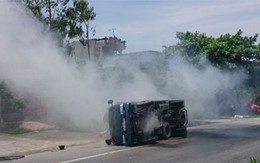 Tài xế suýt chết vì tránh chiếc... chăn bông