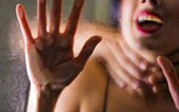 Cô gái không mảnh vải che thân nằm giữa lều sau chuỗi ngày bị hành