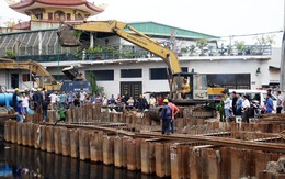 Người đàn ông lõa thể chết dưới hố nước