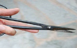 Bị ghen tuông vô cớ, vợ dùng kéo đâm thủng tim chồng