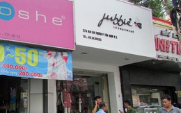 Thợ sửa ống nước chết kẹt trên nóc nhà