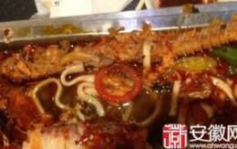 Chủ quán nuốt bao cao su trước mặt khách
