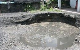 Kinh hoàng hố "không đáy" nuốt gọn xe Jupiter