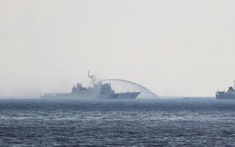 Trung Quốc điên cuồng tấn công tàu kiểm ngư Việt Nam