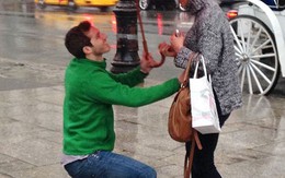 Màn cầu hôn lãng mạn và bất ngờ dưới mưa