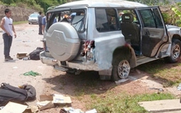 Xe 7 chỗ chở công an lộn nhiều vòng sau khi nổ lốp