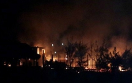 Ba nhà hàng ven biển bùng cháy, thực khách hoảng loạn