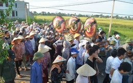 Người thân ngất lịm trong đám tang vợ chồng chủ tiệm cầm đồ
