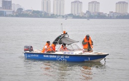 Quần thảo tìm xác thanh niên chết ở hồ Tây trong mưa dông