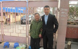 Bức ảnh cảm động: Mẹ bán xôi, con mặc vest ngày bảo vệ tốt nghiệp