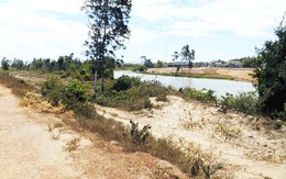 Nhét đất cát vào miệng nữ sinh để làm trò thú tính