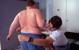 Cha mẹ bị bắt giữ vì... nuôi con quá béo