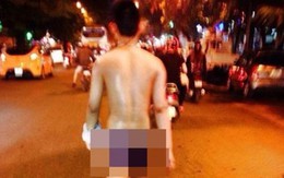 Nam thanh niên ăn mặc mát mẻ hồn nhiên thả dáng trên phố