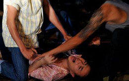 Rủ nữ nhân viên văn phòng diễn "cảnh nóng" trước mặt bạn