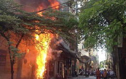 Hà Nội: Cháy cột điện, nhà 2 tầng bị vạ lây