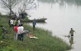 Rủ nhau cho cá ăn kẹo, hai bé 4 tuổi chết đuối thương tâm