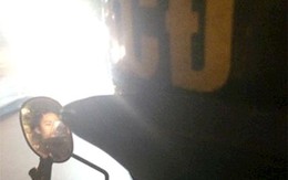 Bị cảnh sát cơ động bắt, cô gái vẫn chụp ảnh tự sướng