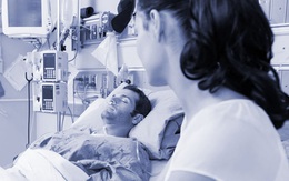 Nói yêu tôi nhưng em ân cần chăm sóc tình cũ