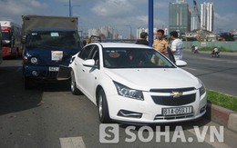 Nhặt hoa cưới, xe dâu bị đâm bẹp dúm