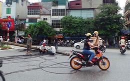 Hà Nội: Cột điện bất ngờ đổ gục trong đêm