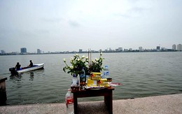 Mưa giông kinh hoàng nhấn chìm 2 người chèo thuyền ở Hồ Tây