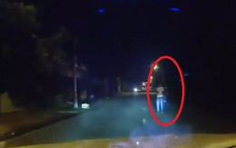 Xôn xao clip hai người đàn ông liều lĩnh nhảy lên nắp capo xe đang chạy