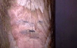 Cả làng xôn xao vì hình mặt người nổi trên cột nhà