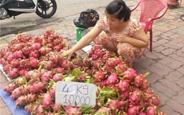 Thanh long ruột đỏ xuống đường, 10.000 đồng/4kg