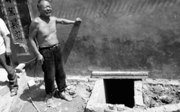 Hai người thiệt mạng vì cố lấy điện thoại rơi xuống nhà vệ sinh