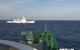 Tàu Trung Quốc cắt ngang đội hình cảnh sát biển