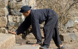 Kỳ lạ gia đình chỉ có thể đi lại bằng 4 chân như động vật