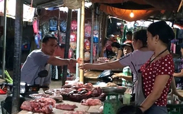 Dọa bão sắp đổ bộ, tiểu thương tha hồ hét giá