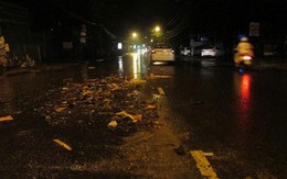 Đâm vào bao rác giữa đường, kinh hoàng phát hiện người nằm cạnh